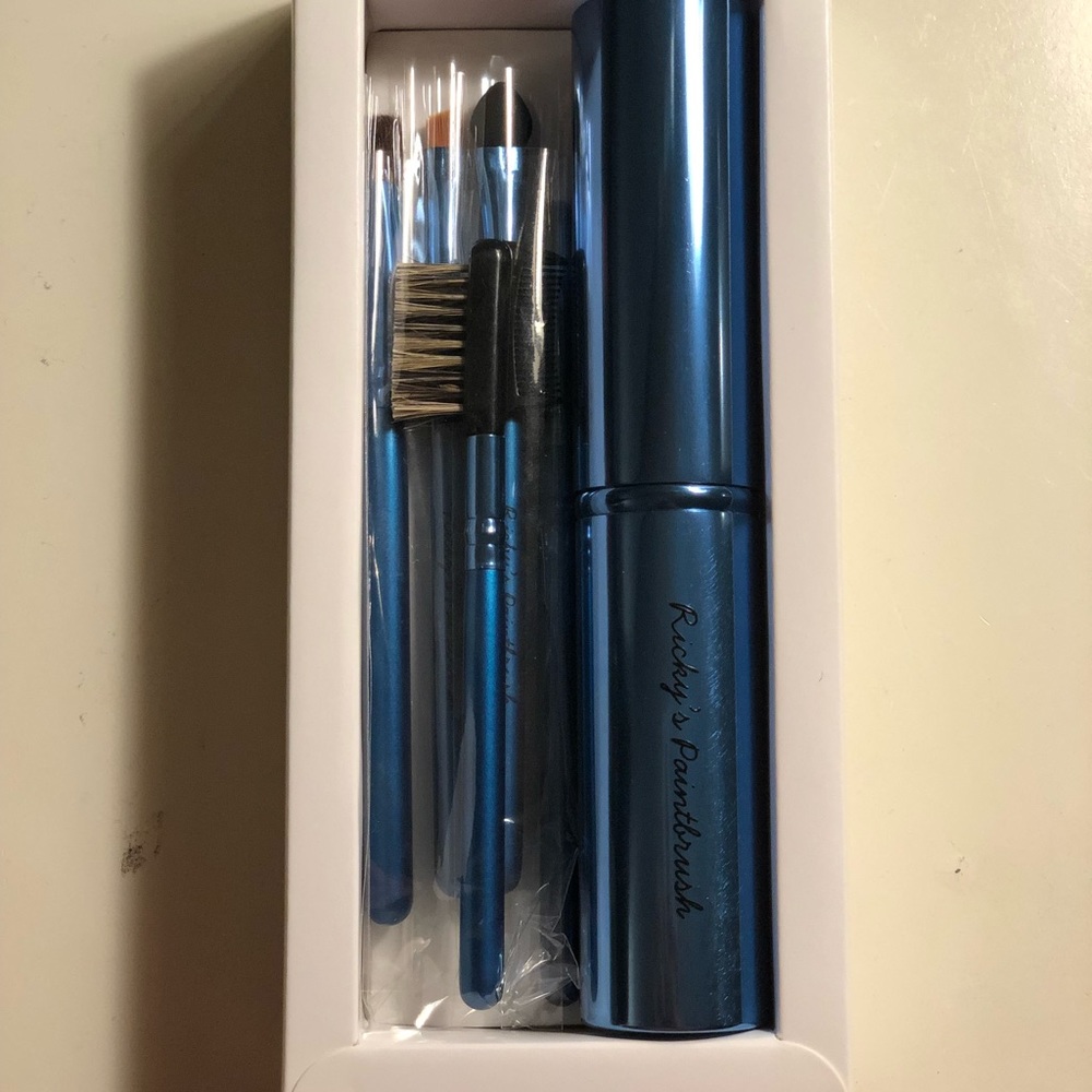 NEW Ricky’s Makeup Brush Set with Travel Case